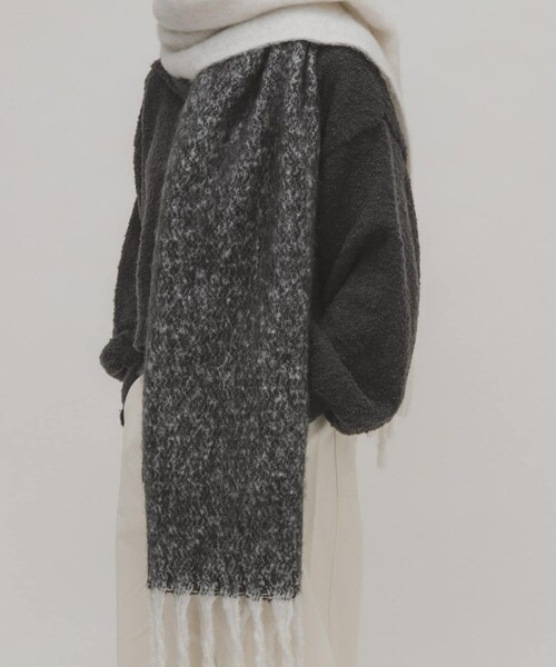 KBF（ケイビーエフ）の「ビッグフリンジバイカラーストール（マフラー・レディース・YELLOW/RED/BLACK・One）」の7枚目の写真