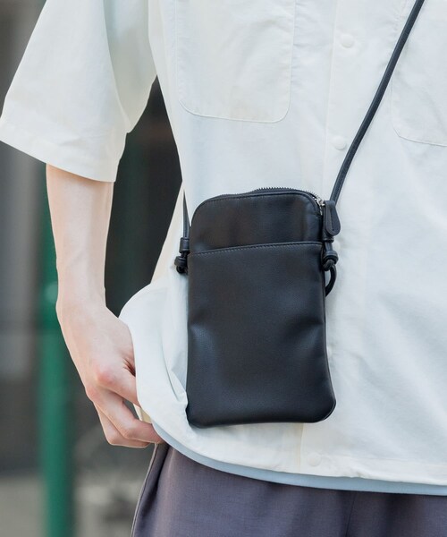 ITEMS URBANRESEARCH（アイテムズ アーバンリサーチ）の「Fake Leather Shoulder Bag（ショルダーバッグ・メンズ・GRY/BLK・-）」の4枚目の写真