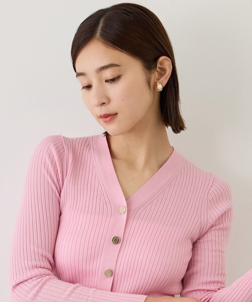 ROPE'（ロペ）の「ワイドリブ金ボタンVネックカーディガン【J'aDoRe・一部店舗限定サイズ】（ニット/セーター・レディース・ブラック/オフホワイト/キャメル/ピンク/ワイン・36/38）」の10枚目の写真