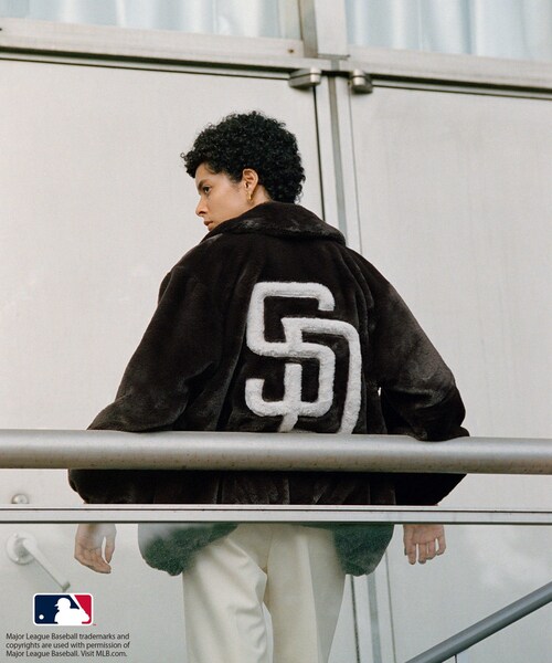 ROPE'(ロペ)の「【MLB COLLECTION BY JUN】フェイクファーブルゾン(その他アウター・レディース・ホワイト/ダークブラウン/ネイビー/グレー・F)」の6枚目の写真