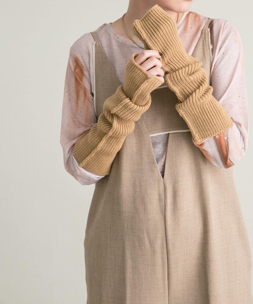 KBF（ケイビーエフ）の「スリットリブアームウォーマー（ベルト・レディース・BEIGE/CHARCOAL/CAMEL・one）」の14枚目の写真