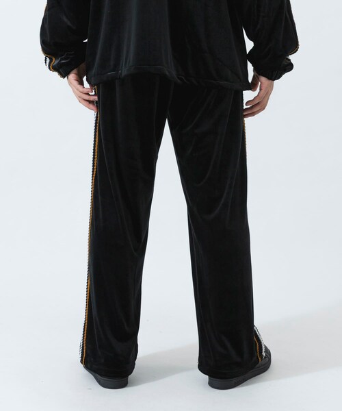 URBAN RESEARCH（アーバンリサーチ）の「The DUFFER N NEPHEWS　VELOUR TRACK PANTS（その他パンツ・メンズ・BLACK/NAVY・S/M）」の4枚目の写真