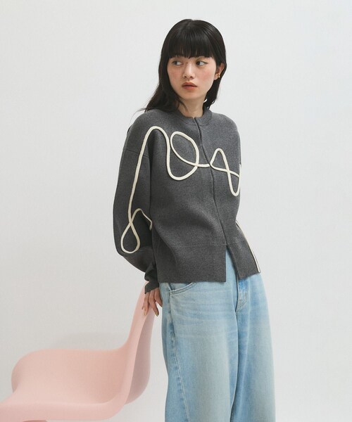ADAM ET ROPE'(アダムエロペ)の「【サステナブル】ラインアートカーディガン(カーディガン/ボレロ・レディース・チャコール/キナリ/ベージュ・F)」の18枚目の写真