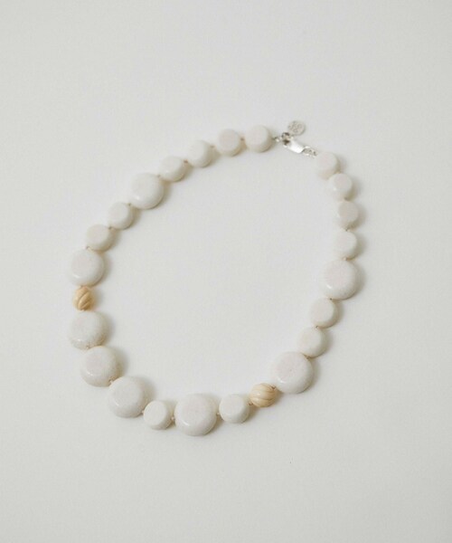 ADAM ET ROPE'(アダムエロペ)の「【Sapir Bachar(サピアバシャール)】CARVED CORAL NECKLACE(ネックレス・レディース・キナリ系・F)」の7枚目の写真