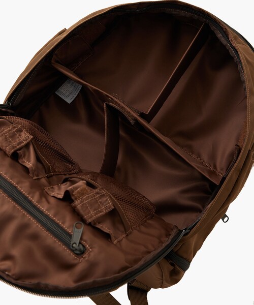 ADAM ET ROPE'（アダムエロペ）の「《別注》【FADEN/ファーデン】Partition Day Pack 012 Nico Ver.3（バックパック/リュック・メンズ・ダークブラウン・F）」の3枚目の写真
