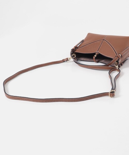 URBAN RESEARCH ROSSO（アーバンリサーチロッソ）の「AULENTTI　フロント Vライン バッグ（ハンドバッグ・レディース・CUOIO/CAPPUCINO・Free）」の17枚目の写真