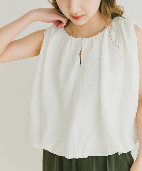 ITEMS URBANRESEARCH（アイテムズ アーバンリサーチ）の「バルーンスリーブノースリブラウス（シャツ/ブラウス・レディース・OFF/OFF×BLK/BLK・FREE）」の9枚目の写真