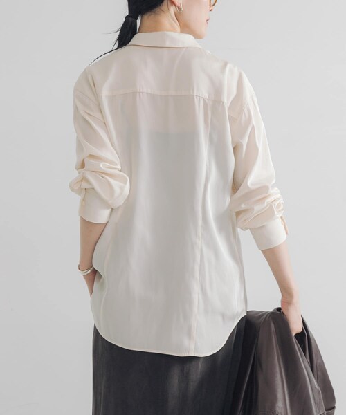 URBAN RESEARCH(アーバンリサーチ)の「レギュラーカラーシルキーシャツ(Tシャツ/カットソー・レディース・OFF/L.BEIGE・FREE)」の7枚目の写真