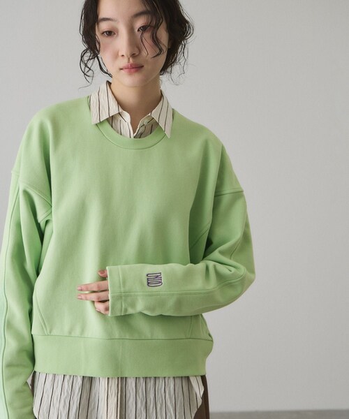 ADAM ET ROPE'(アダムエロペ)の「【サステナブル】ロゴフォルムスウェット(スウェット・レディース・チャコール/キナリ系/ライトグリーン・F)」の3枚目の写真