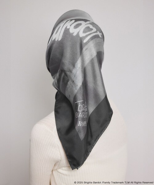 ROPE'（ロペ）の「【Brigitte Bardot×ROPE'・コラボ】プリントシルクスカーフ/Lサイズ（バンダナ/スカーフ・レディース・ブラック/ブラック系・F）」の11枚目の写真
