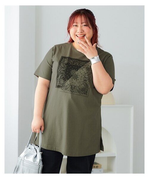 nissen（ニッセン）の「大きいサイズ　肌触りが気持ち良い綿１００％ＡラインプリントチュニックＴシャツ（接触冷感・UVカット）（チュニック・レディース・フォトフラワー:黒/ねこ:セージグリーン/くま:黒/シンプルロゴ:モカベージュ/アメカジ:ネイビー/オーシャン:ネイビー/ドーナツ:オートミール/バンダナ:カーキ/スニーカー:クリーム/フォト風景:チャコールグレー/黒(グラフィック)/オフホワイト(ネコ)/チャコール(モノクロスィーツ)/ネイビー(ハワイ)/グレージュ(ロゴ)(新色)/アイボリー(花瓶)/ミント(鳥)/ピンク(パンダ)/カーキ(サークルロゴ)・L/LL/3L/4L/5L/6L/8L/10L）」の19枚目の写真