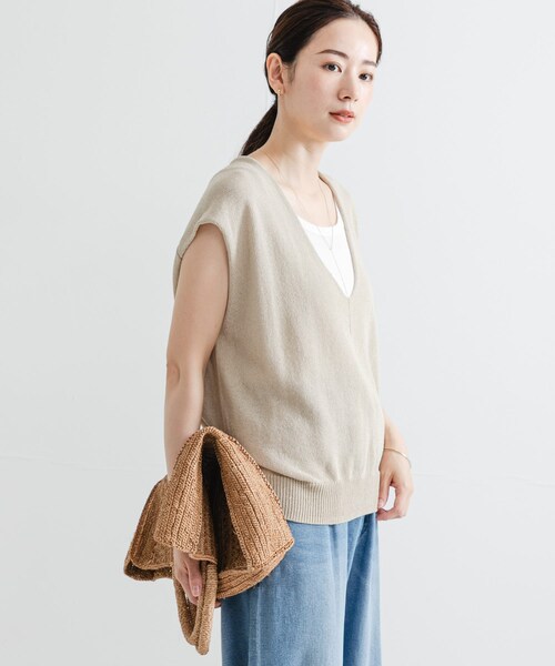 URBAN RESEARCH（アーバンリサーチ）の「リネンコットンVネックニットベスト（ベスト・レディース・BEIGE/OFF/BLUE GRAY・FREE）」の19枚目の写真