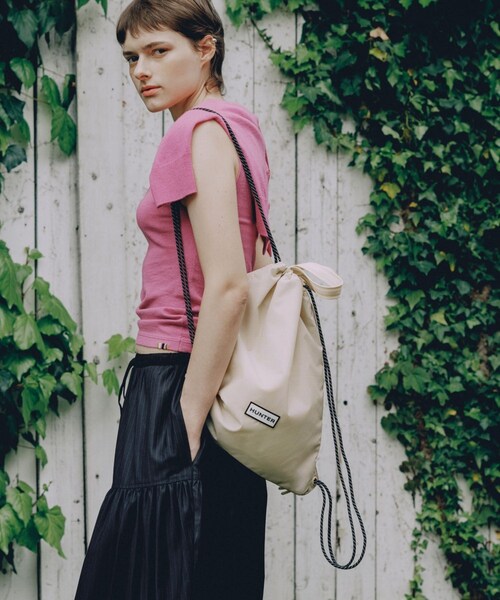 ADAM ET ROPE'（アダムエロペ）の「【WEB限定】・【HUNTER for ADAM ET ROPE'】 別注  TRAVEL DRAWSTRING BACKPACK TOTE（トートバッグ・レディース・キナリ・F）」の4枚目の写真