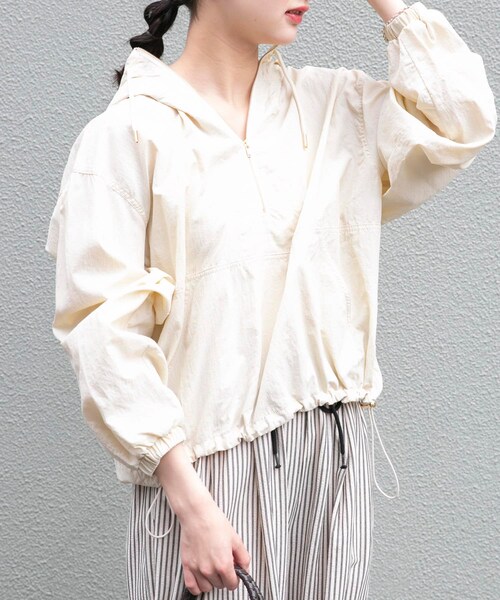 ITEMS URBANRESEARCH（アイテムズ アーバンリサーチ）の「『UVカット/撥水』アノラックフーディーブルゾン（ブルゾン・レディース・MILK/CML/BLK・Free）」の5枚目の写真