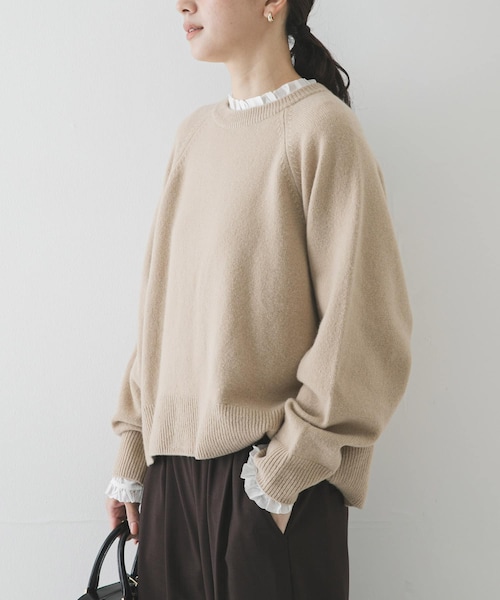 URBAN RESEARCH（アーバンリサーチ）の「カシミヤ強縮クルーネックニット（ニット/セーター・レディース・BEIGE/LIGHT GRAY/TOP GRAY/RED・FREE）」の4枚目の写真