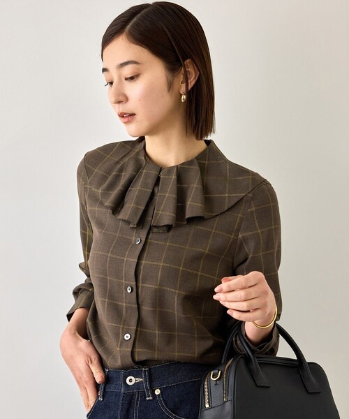 ROPE'(ロペ)の「【J'aDoRe・一部店舗限定サイズ】ラメチェックフリルカラーブラウス/セットアップ対応・イージーケア(シャツ/ブラウス・レディース・ブラウン系・36/38)」の7枚目の写真