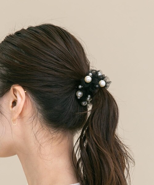 URBAN RESEARCH ROSSO（アーバンリサーチロッソ）の「kaene　チュールフリルパールシュシュ（ヘアゴム・レディース・OFF WHITE/BLACK・Free）」の2枚目の写真