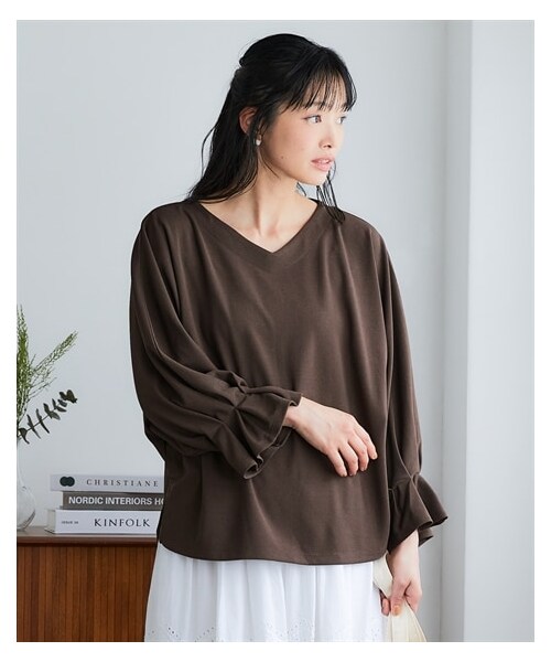 nissen（ニッセン）の「＜大きいサイズ＞袖タックスリープVネックドルマントップス（Tシャツ/カットソー・レディース・ダークブルー/アイボリー/ブラウン/黒・L/LL/3L/4L/5L/6L/8L/10L）」の5枚目の写真