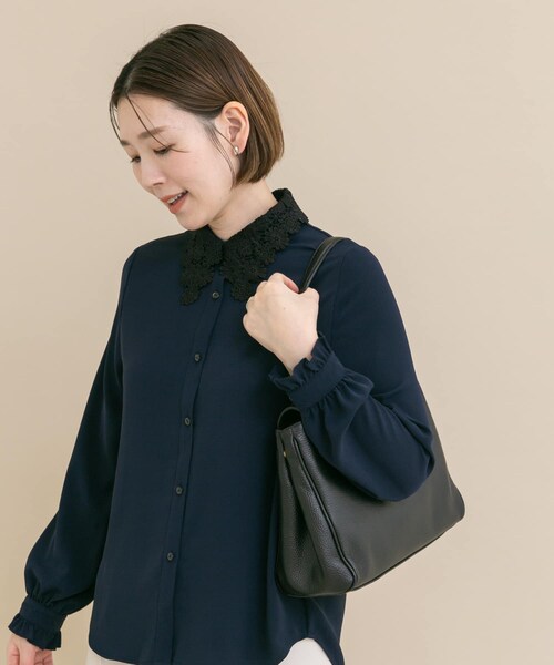 URBAN RESEARCH ROSSO（アーバンリサーチロッソ）の「『WEB/一部店舗限定』レースカラーブラウス（シャツ/ブラウス・レディース・OFF/NAVY・Free）」の22枚目の写真