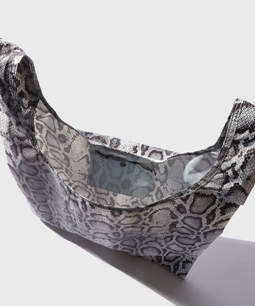 ADAM ET ROPE'(アダムエロペ)の「【carhartt/カーハート】SNAKE CAMO SHOPPING BAG(エコバッグ/サブバッグ・メンズ・オフホワイト・F)」の6枚目の写真