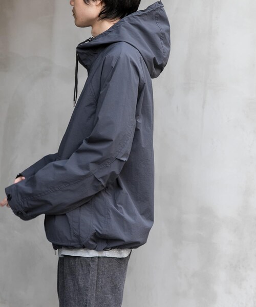 URBAN RESEARCH DOORS(アーバンリサーチドアーズ)の「FORK&SPOON フーディージャケット(マウンテンパーカー・メンズ・INKBLACK/SAGEGREEN・4/5)」の1枚目の写真