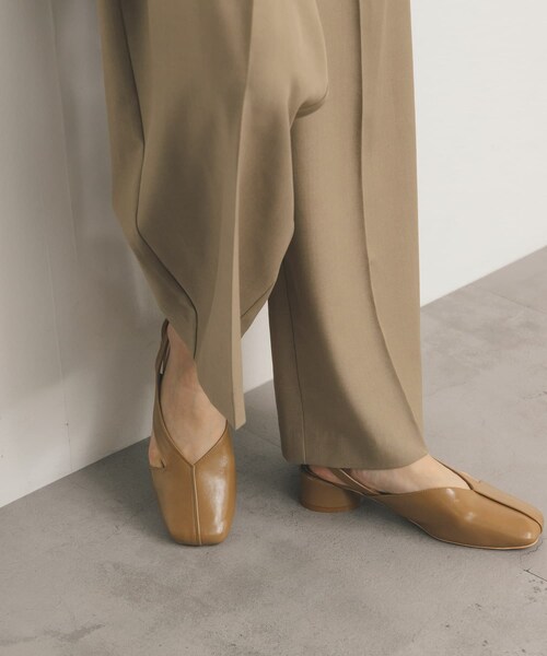 KBF（ケイビーエフ）の「アシンメトリーストラップパンプス（パンプス・レディース・BLACK/CAMEL・36/37/38）」の18枚目の写真