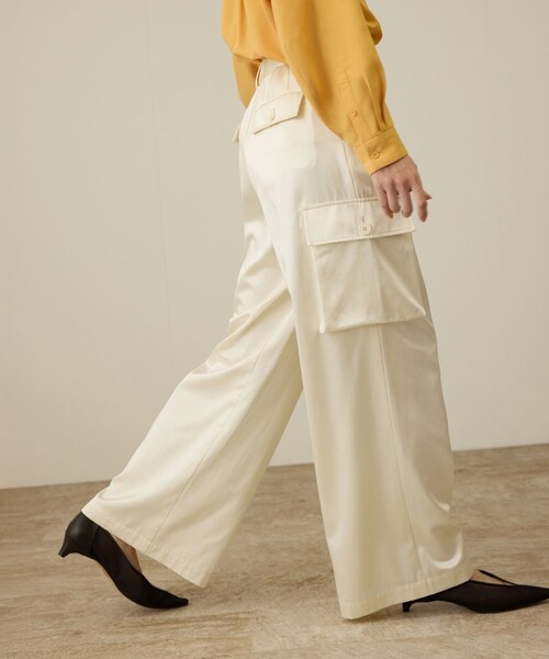 ROPE'（ロペ）の「【洗える】シャイニーサテンパンツ/一部セットアップ対応（カーゴパンツ・レディース・ブラック/オフホワイト/オレンジ・36/38）」の2枚目の写真