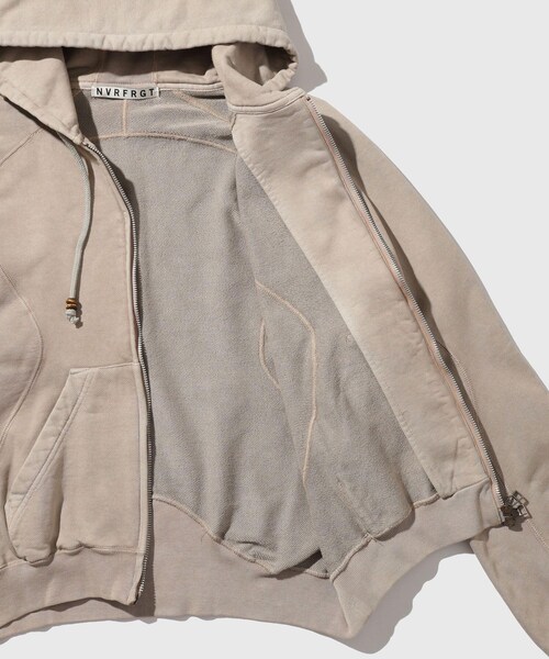 ADAM ET ROPE'(アダムエロペ)の「【NVRFRGT/ネヴァーフォーゲット】PANELED ZIP UP HOODIE(パーカー・メンズ・キナリ/ネイビー・1/2)」の11枚目の写真