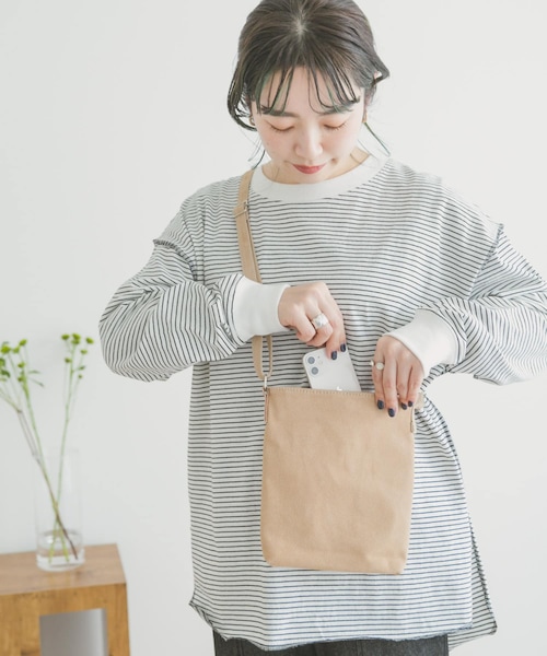 ITEMS URBANRESEARCH（アイテムズ アーバンリサーチ）の「PIG LEATHER ミニショルダーバッグ（ショルダーバッグ・メンズ・BLK/BEG/GRY・-）」の3枚目の写真