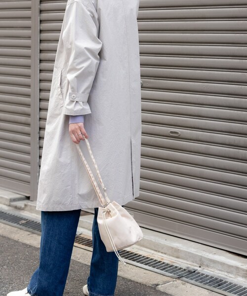 URBAN RESEARCH DOORS（アーバンリサーチドアーズ）の「塩縮コットンステンカラーコート（ステンカラーコート・レディース・LIGHT GRAY/BEIGE・M）」の8枚目の写真