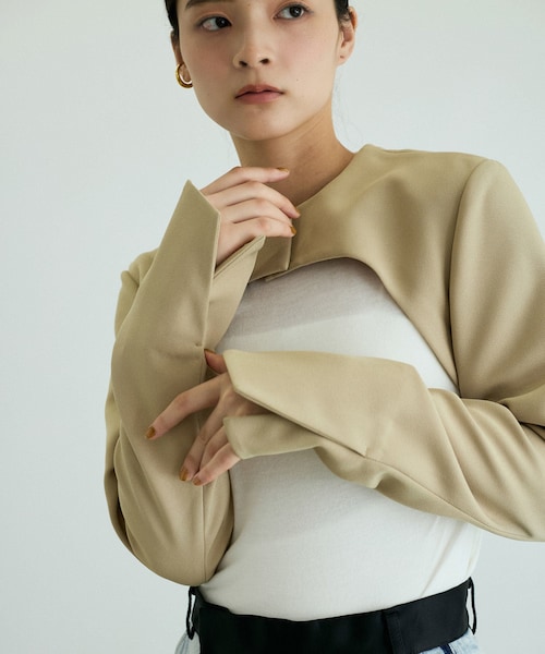 ADAM ET ROPE'(アダムエロペ)の「【新色追加】ジャケットボレロ(ノーカラージャケット・レディース・ベージュ・F)」の1枚目の写真