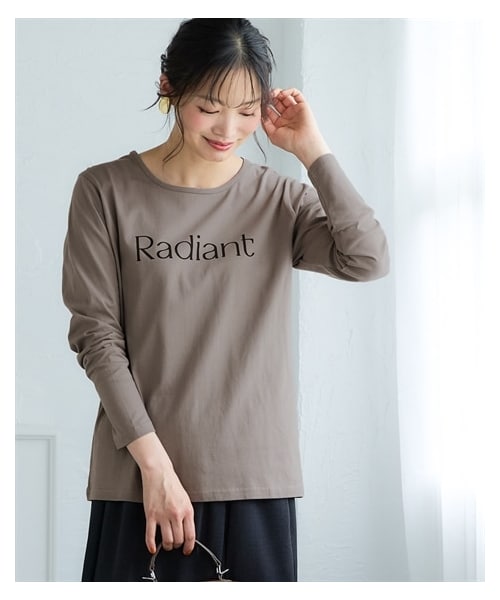 nissen（ニッセン）の「綿１００％長袖プリントTシャツ（ＵＶカット）＜大きいサイズ有＞（Tシャツ/カットソー・レディース・オフホワイト:フレンチロゴ/アイス杢:シンプルロゴ/在庫限り◆ライムイエロー:草花/在庫限り◆グレージュ:ネコロゴ/黒:ナンバーロゴ/在庫限り◆モーブピンク:雑貨ロゴ/オフホワイト:ナンバーロゴ/モカグレー:クールロゴ/黒:フレンチロゴ/アイス杢:フォトねこ/ラズベリーピンク:フレンチ/杢グレー:ネコだらけ/チャコールグレー:袖ロゴ/ボルドー:ロゴ花/ネイビー:ハート/オフホワイト:ブロックロゴ/黒:レタリングロゴ/グレイッシュブルー:ほのぼのネコ/モカベージュ:胸つむネコ/チャコール:アーチロゴ/在庫限り◆ブルーグレー:胸ネコ/在庫限り◆ダスティピンク:花/チャコール:おすわりネコ/黒:ブロックロゴ/オフホワイト:筆記ロゴ/グリーン:野花・S/M/L/LL/3L/4L/5L/6L/8L/10L）」の16枚目の写真