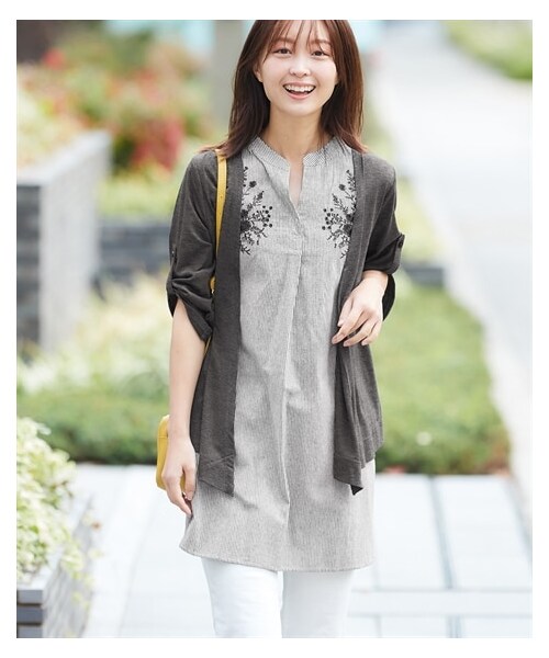 nissen（ニッセン）の「フェイクレイヤードカットソーチュニック（選べるデザイン・体型カバーも◎）＜大きいサイズ有＞（チュニック・レディース・ネイビー系(衿刺しゅう)/チャコール杢系(衿刺しゅう)/黒系(裾刺しゅう)/ネイビー系(裾刺しゅう)/スモーキーカーキ(パーカー)/スモーキーグレー(パーカー)/モカ系(裾シャツ)/ネイビー系(裾シャツ)/杢グレー系(ストライプ)/ネイビー系(ストライプ)/ダークモカ(パーカー)/ネイビー系(プリーツ)/グレージュ系(プリーツ)/黒×オフホワイトボーダー(レース)/ベージュ系(ベスト)/モカ系(衿レース)/チャコール系(配色切替)/チャコールグレー系(衿レース)/ブルー系(ジャガードベスト)/黒系(テレコベスト)/黒系ストライプ(ベスト)/ベスト(黒系ストライプ)/スキッパー(チャコールグレー系)/Aラインベスト(ベージュ系)/衿元ステッチ刺しゅう(ネイビー系)/衿レース(モカ系)/衿レース(チャコールグレー系)/テレコベスト(グレージュ系)/サイドプリーツ(黒系)/肩ボタン(黒系ストライプ)/テレコベスト(ライトグレー系)/袖刺しゅう(ネイビー系)・S/M/L/LL/3L/4L/5L/6L/8L/10L）」の14枚目の写真