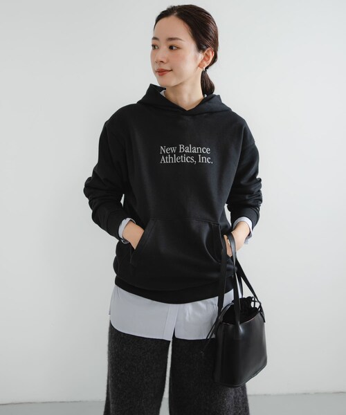 URBAN RESEARCH(アーバンリサーチ)の「NEW BALANCE Athleticsクラシックスフーディ(パーカー・レディース・ブラック/パーマフロスト・S)」の5枚目の写真