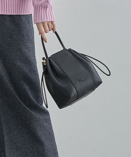 ROPE'（ロペ）の「RPロゴドロストミドルバッグ（ハンドバッグ・レディース・ブラック/ホワイト/ベージュ系/シルバー/ダークブラウン/グリーン/ライトグリーン/サックス/パープル/ワイン/クリーム/ダークブラウン系・F）」の3枚目の写真