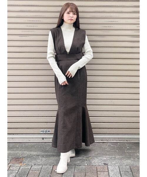 MURUA（ムルーア）の「サイドベルトマーメイドジャンパースカート（ジャンパースカート・レディース・グレー/ブラウン/ベージュ/ミックス/ダークミックス・1/2）」の4枚目の写真