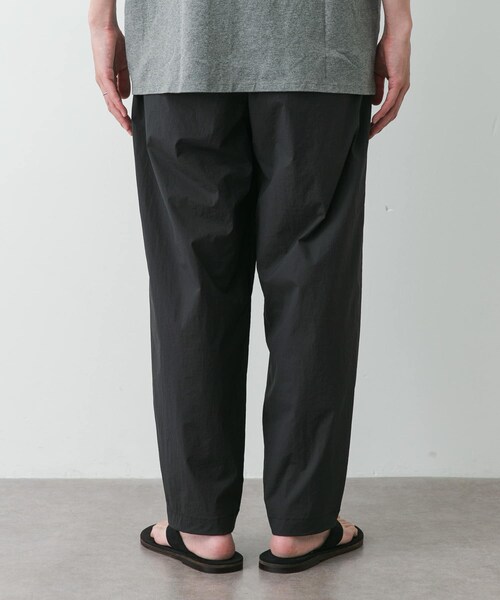 URBAN RESEARCH DOORS（アーバンリサーチドアーズ）の「STILL BY HAND　ナイロンテーパードパンツ（その他パンツ・メンズ・BLACK/CHARCOAL/GREIGE・44/46/48）」の5枚目の写真