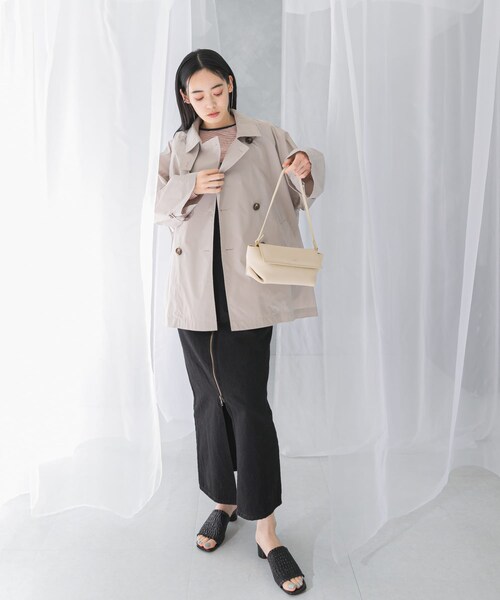 URBAN RESEARCH ROSSO（アーバンリサーチロッソ）の「『WEB/一部店舗限定』撥水ショートトレンチコート（ステンカラーコート・レディース・L/BEIGE/NAVY・FREE）」の4枚目の写真