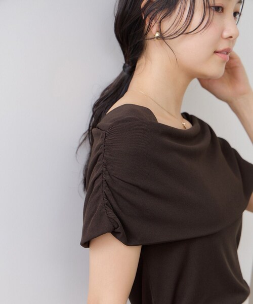 VIS(ビス)の「サイドギャザーオフショルダーカットソー/接触冷感(Tシャツ/カットソー・レディース・キナリ/ダークブラウン/ライトグリーン/レッド・F)」の13枚目の写真