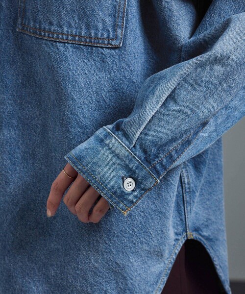 ADAM ET ROPE'（アダムエロペ）の「USAコットンデニムオーバーシャツ［セットアップ対応］（シャツ/ブラウス・レディース・ブルー系/サックス・F）」の22枚目の写真