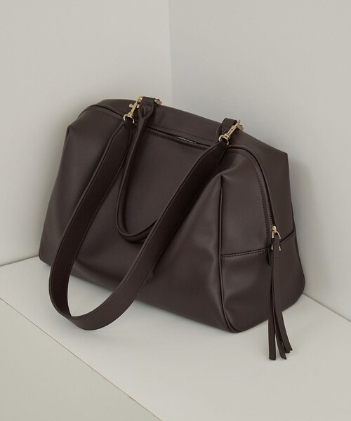 ADAM ET ROPE'(アダムエロペ)の「【WEB限定】スプリットレザーワンハンドルボストンバッグ / A4対応(ボストンバッグ・レディース・ブラック/ダークブラウン・F)」の16枚目の写真