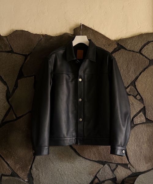ADAM ET ROPE'(アダムエロペ)の「レザートラックジャケット / ADAM ET ROPE' JEANS(ブルゾン・メンズ・ブラック/ネイビー・L/M)」の2枚目の写真