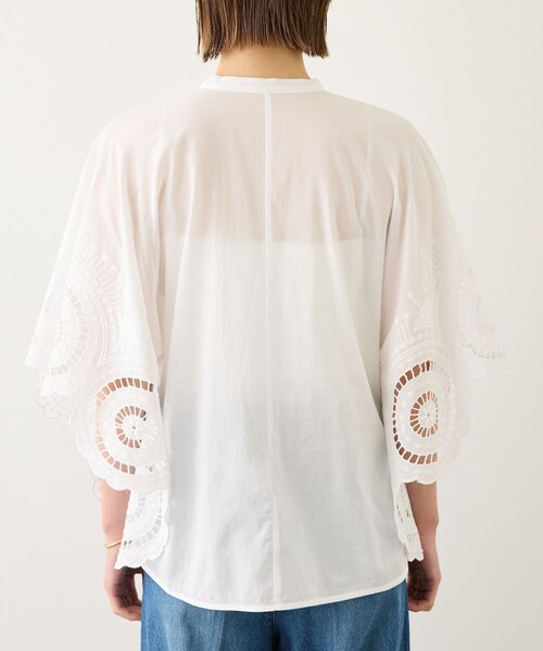 ROPE'(ロペ)の「INDIAコットンボイルシフリー刺繍ケープ(ポンチョ)ブラウス/セットアップ対応・イージーケア(シャツ/ブラウス・レディース・ブラック/ホワイト・F)」の22枚目の写真