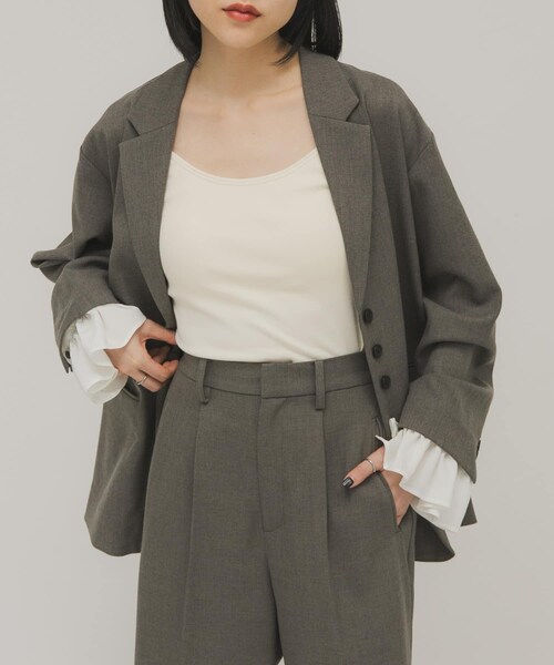 KBF(ケイビーエフ)の「フリルスリーブテーラードジャケット(テーラードジャケット・レディース・MOSS GRAY/CHARCOAL・One)」の3枚目の写真
