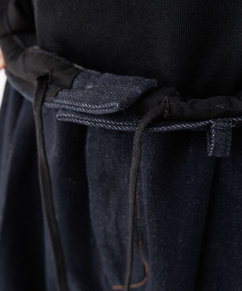 ADAM ET ROPE'(アダムエロペ)の「13oz デニムワイドイージーパンツ / ADAM ET ROPE' JEANS(デニムパンツ・メンズ・ブラック系/ネイビー・L/M/S)」の14枚目の写真