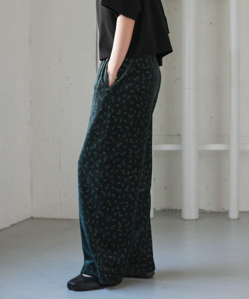 URBAN RESEARCH DOORS(アーバンリサーチドアーズ)の「FORK&SPOON ベロアプリントイージーパンツ(その他パンツ・レディース・BLACK/DARKGREEN・1/2)」の19枚目の写真