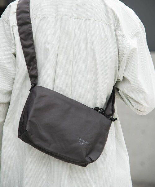 URBAN RESEARCH DOORS(アーバンリサーチドアーズ)の「『別注』YAKPAK×DOORS SHOULDER BAG S(ショルダーバッグ・メンズ・BLACK/CHARCOAL/GRAY/YELLOW・-)」の18枚目の写真