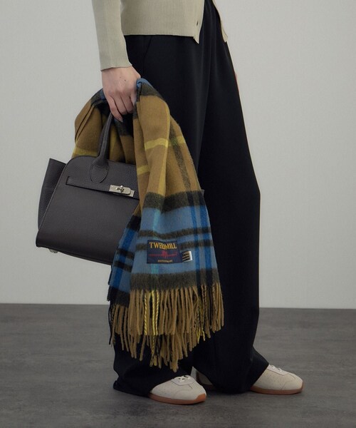 ADAM ET ROPE'(アダムエロペ)の「【TWEEDMILL(ツイードミル)】Knee Rug(大判ストール)(マフラー・レディース・グレー系/カーキ/ターコイズ/レッド系・F)」の2枚目の写真