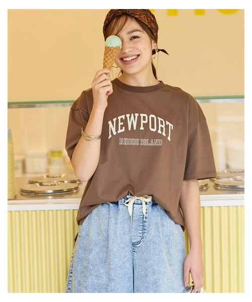 nissen（ニッセン）の「＜大きいサイズ＞ 【ひんやりコットン】綿100％ゆるシルエットプリントＴシャツ（接触冷感・UVカット）（Tシャツ/カットソー・レディース・黒(フォト猫)/ピンクベージュ(靴)/チャコール(フラワー)/黒(メッセージ)/グレイッシュベージュ(ロゴ)/サンドベージュ(バックロゴ)/アッシュブルー(メッセージ)/オフホワイト(フォト)/チャコール(バックプリント)/ネイビー(ヴィンテージ風)/モカブラウン(ロゴ)/グレイッシュネイビー(ナンバー)/チャコール(フォト)/グリーン(CAT)/黒(ロゴメッセージ)/グレージュ(ウサギ)/コーラルピンク(変身ポーズ)/黒(フラワー&ロゴ)/ネイビー(月とメッセージ)・L/LL/3L/4L/5L/6L/8L/10L/M）」の7枚目の写真