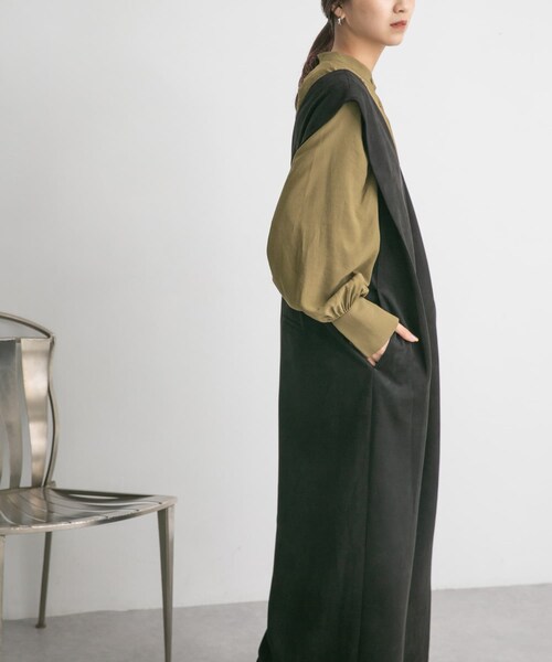 KBF（ケイビーエフ）の「ショルダータックスエードサロペット（サロペット/オーバーオール・レディース・BEIGE/BLACK・36/38）」の5枚目の写真